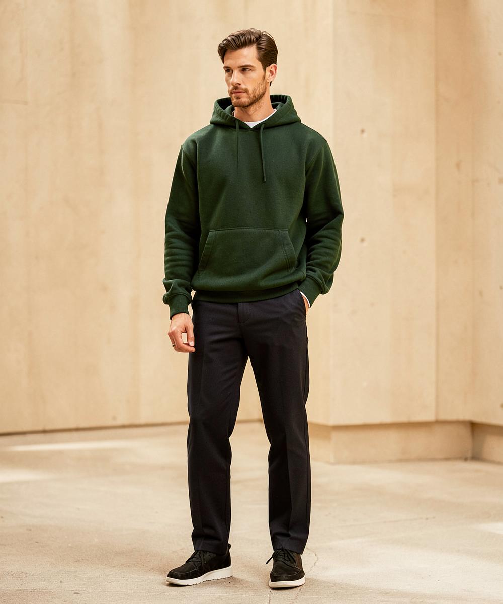 Homme portant une chemise oversize blanche et un pantalon noir
