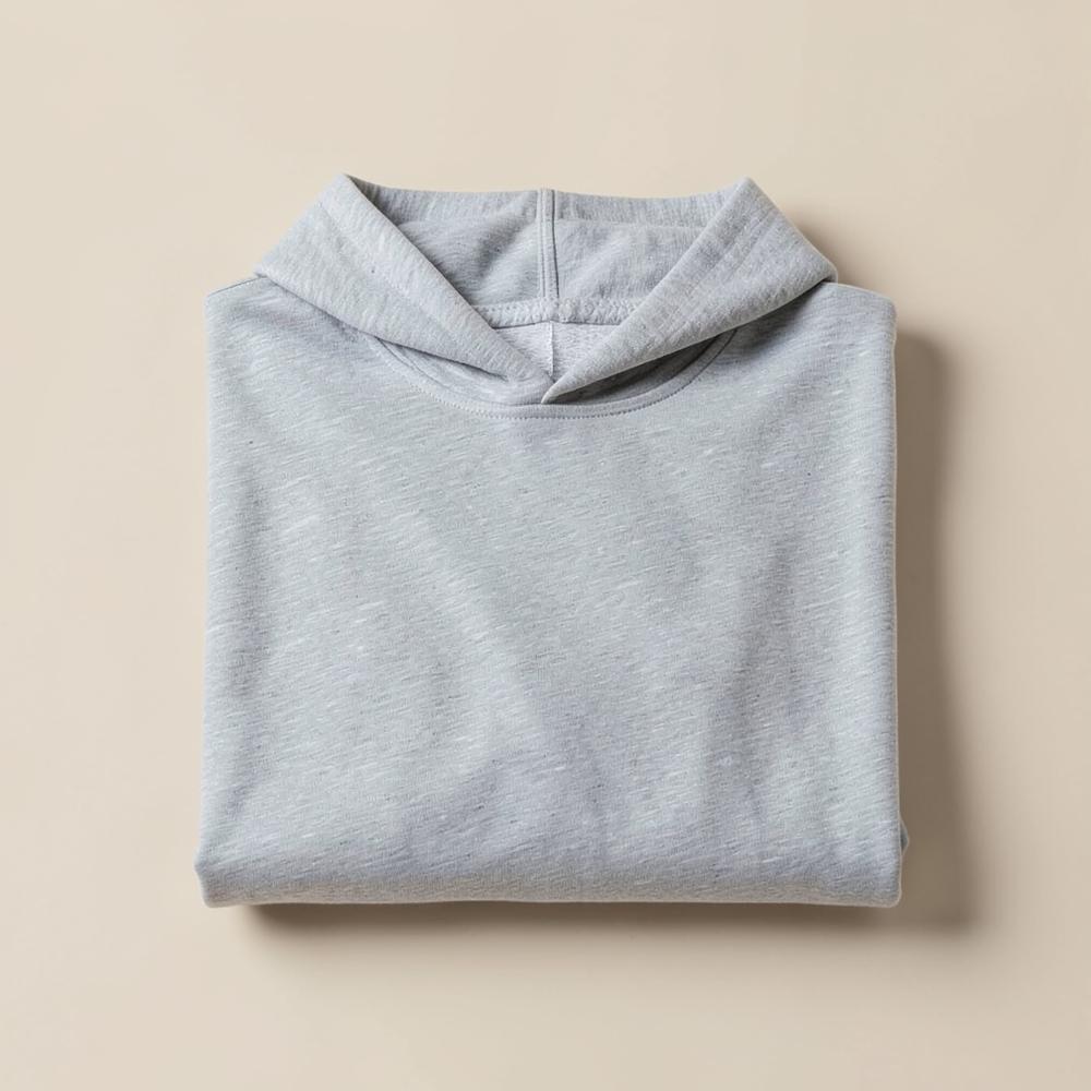 Hoodie Northline gris plié sur fond beige clair