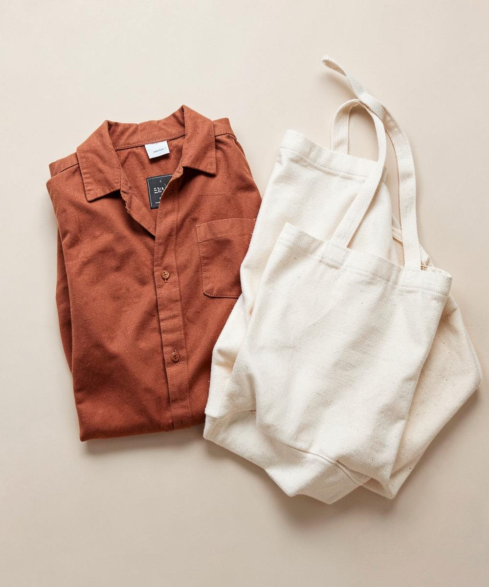 Sélection de vêtements essentiels pliés dans des tons neutres