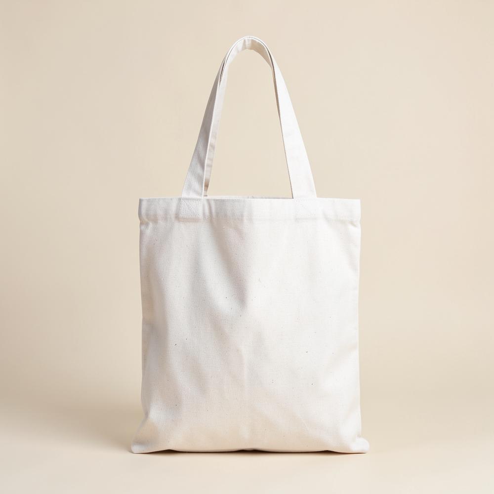 Tote Bag Daily Carry en coton naturel posé sur fond beige clair