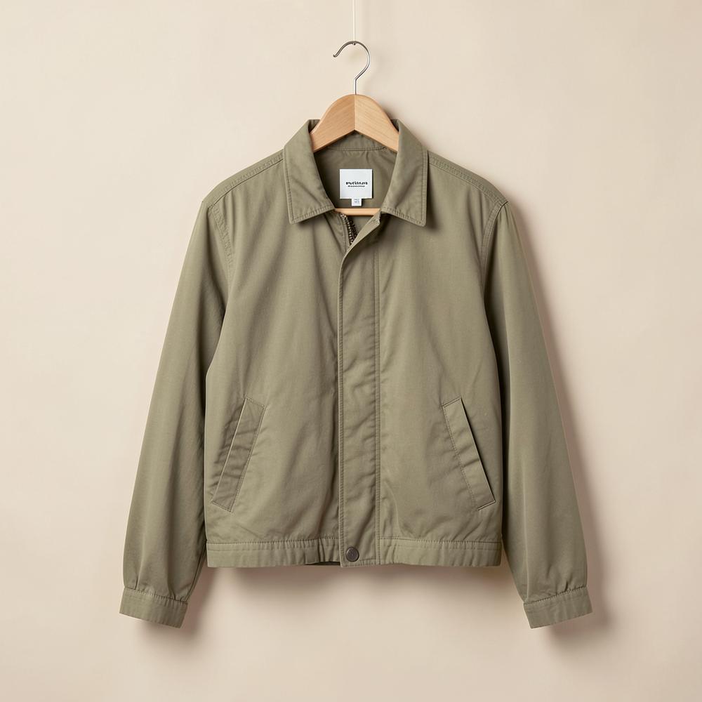 Veste Commuter Light kaki sur cintre devant un fond beige clair
